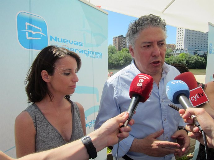 Tomás Burgos y Andrea Levy, en un acto de campaña en Valladolid. 