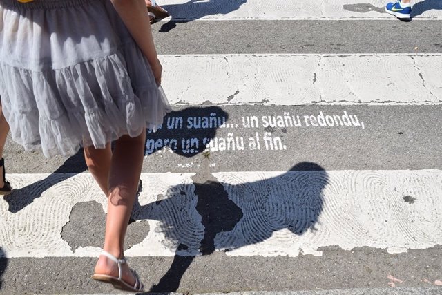 Cita literaria en un paso de peatones de Cangas del Narcea. 