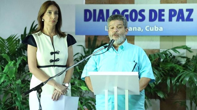 Marcela Durán, del Gobierno, y Marco León Calará, de las FARC