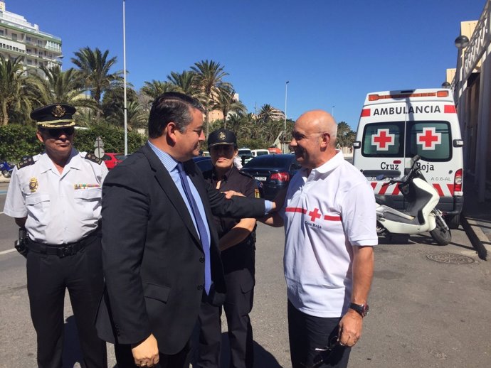 El delegado de Gobierno en Andalucía, Antonio Sanz, visita el puerto de Almería