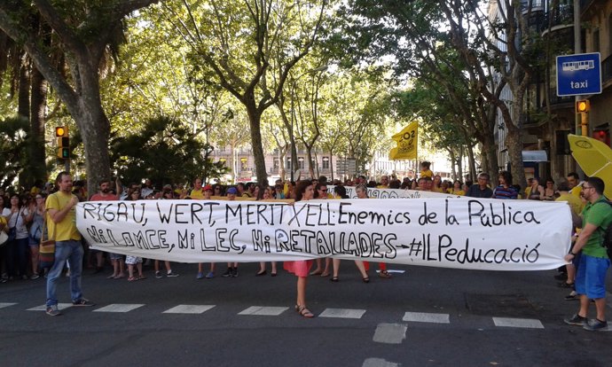 Protesta de la Assemblea Groga en plaza Urquinaona