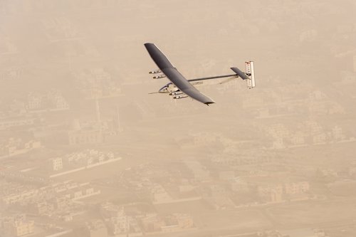 El avión Solar Impulse 2 comienza a dar la vuelta al mundo