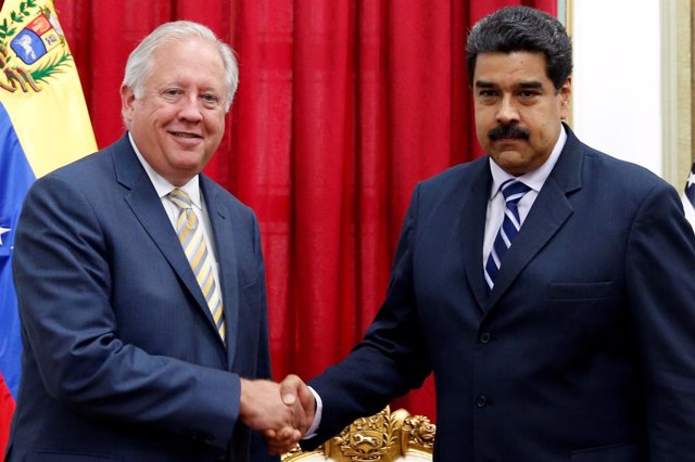Maduro recibe al enviado de Estados Unidos, Thomas Shannon