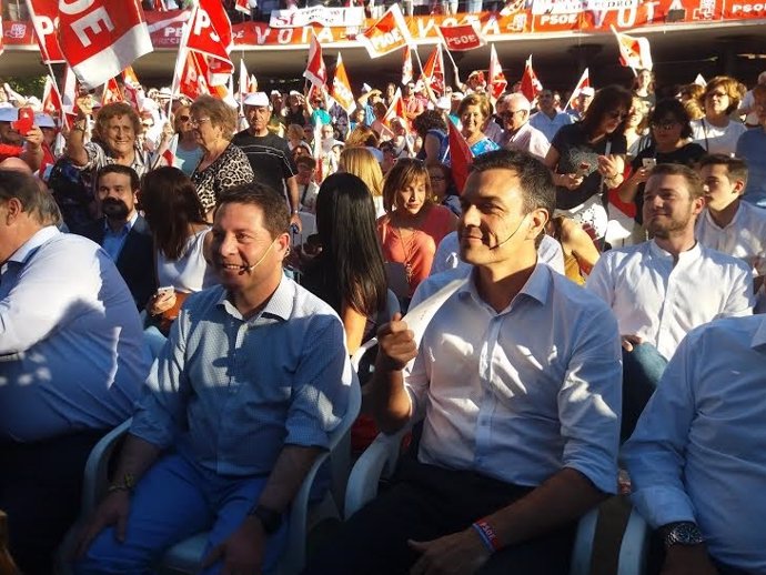 Pedro Sánchez con Emiliano García Page en un mitin en Albacete