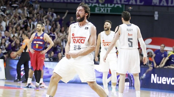 Sergio Llull celebra el título de Liga ACB