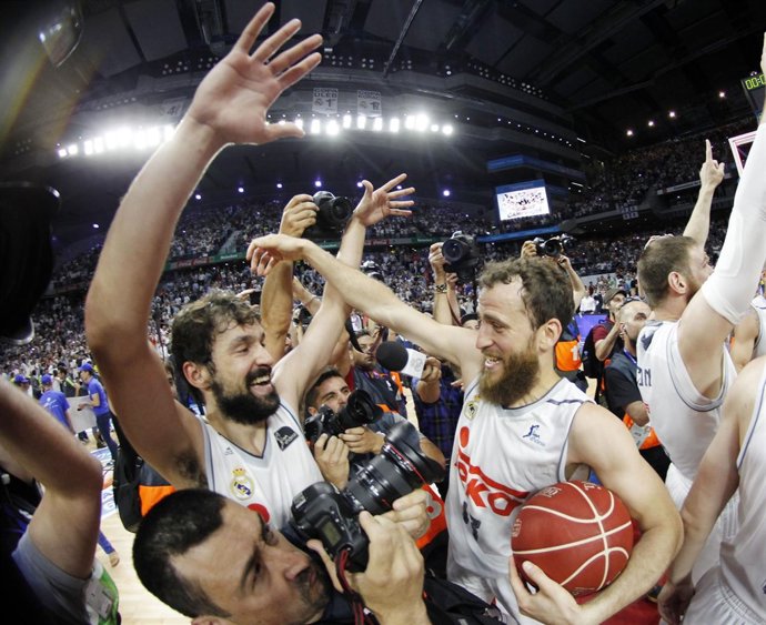Sergio Rodríguez y Sergio Llull celebran la liga 33º del Real Madrid