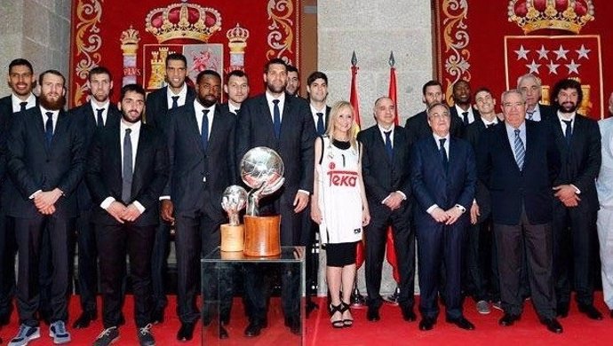 Cristina Cifuentes recibe al Real Madrid en la Real Casa de Correos