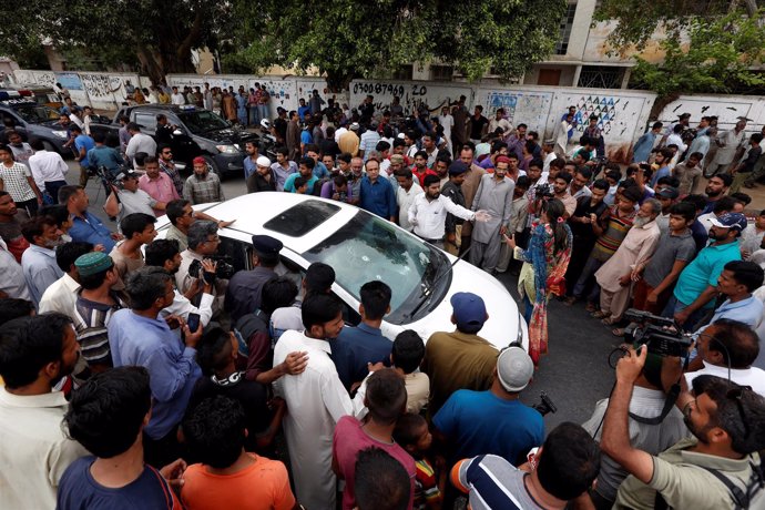 Multitud rodea el vehículo en el que viajaba Sabri cuando fue disparado