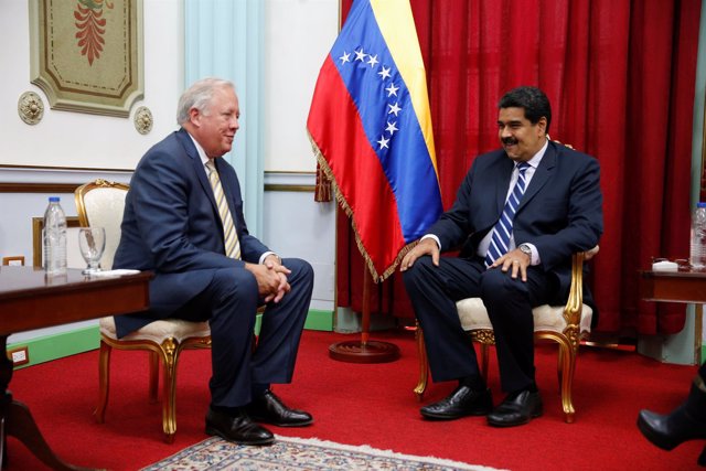 Thomas Shannon (Estados Unidos) y Nicolás Maduro (Venezuela)