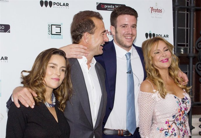 ALEX LEQUIO CON ANA OBREGÓN ALESSANDRO LEQUIO Y MARIA PALACIOS