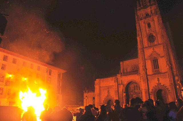 Hoguera de San Juan 2015 en Oviedo