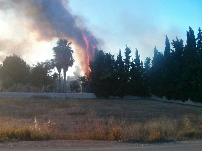 Imagen del incendio declarado en una casa de Puente Tocinos