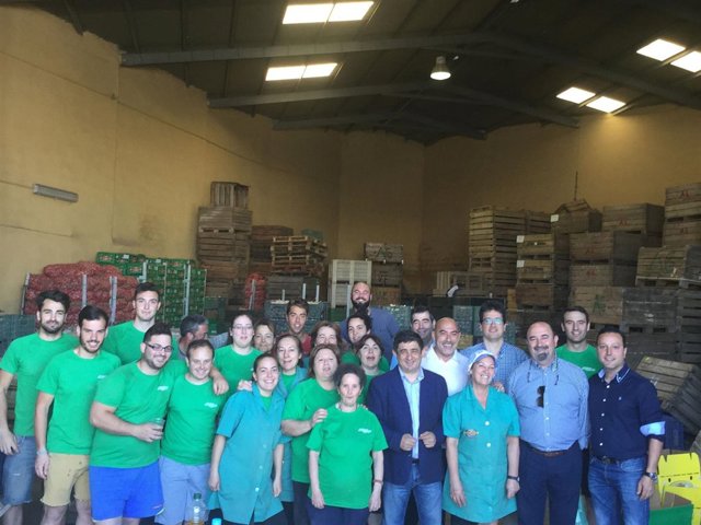 Reyes con responsables y trabajadores de la empresa Ajos Gallardo.