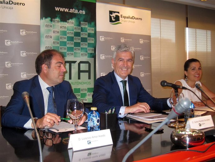 Lorenzo Amor (izda), Carlos Ranera y Soraya Mayo, en la firma del convenio. 