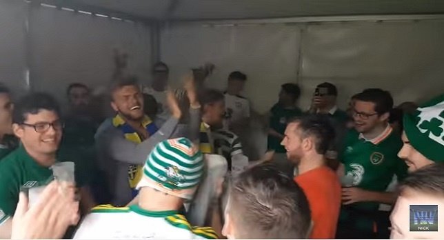 Irlandeses en la Eurocopa confraternizando con suecos