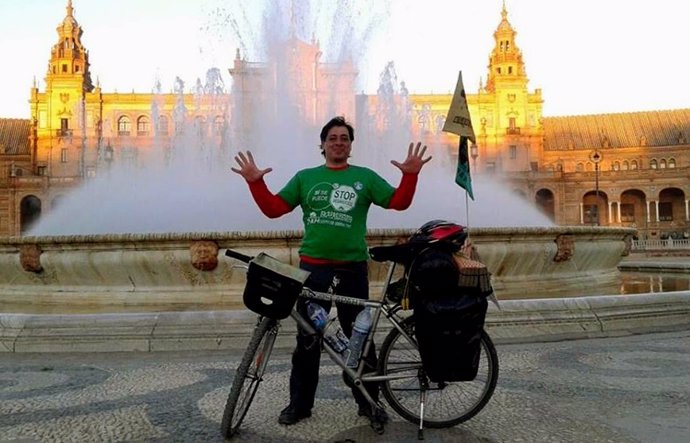 Néstor Yuguero, en la plaza de España de Sevilla