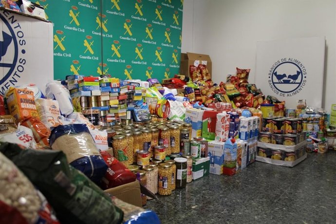 Donación de productos de la Guardia Civil al Banco de Alimentos