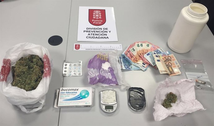 Droga y efectos intervenidos en la bajera.