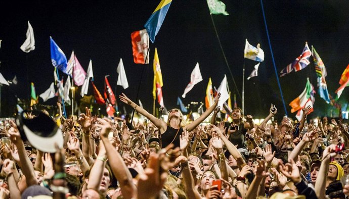 Público festivalero en Glastonbury 2015