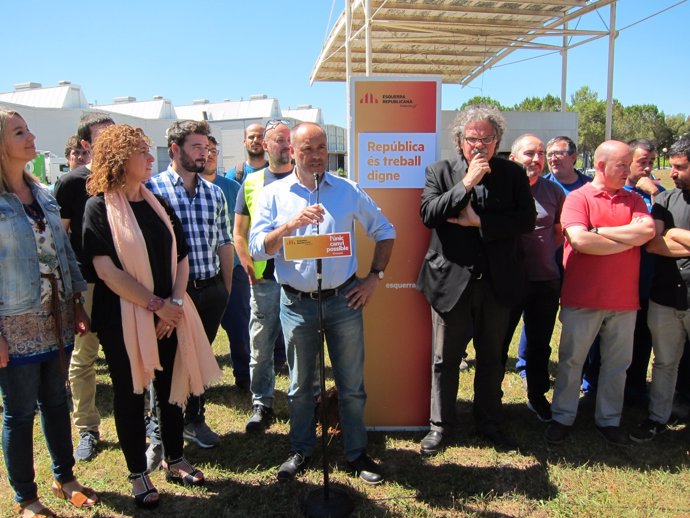 G.Rufián, J.Salvador y J.Tardà (ERC) con el comité de empresa de Alstom