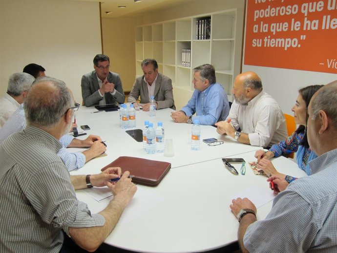 Prendes y García (centro) reunidos con representantes de la concertada. 