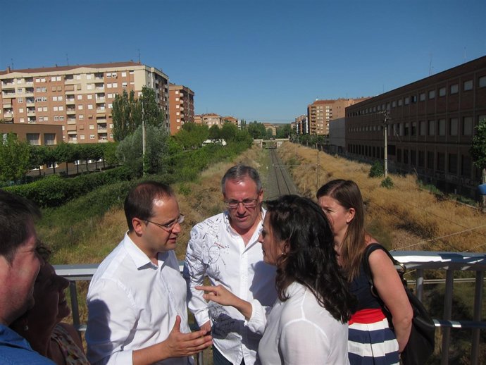 Luena y Aldama charlan con Concha Andreu, en la pasarela sobre el tren