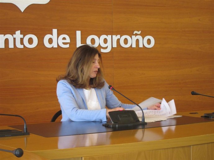 San Martín consulta unos documentos durante la rueda de prensa