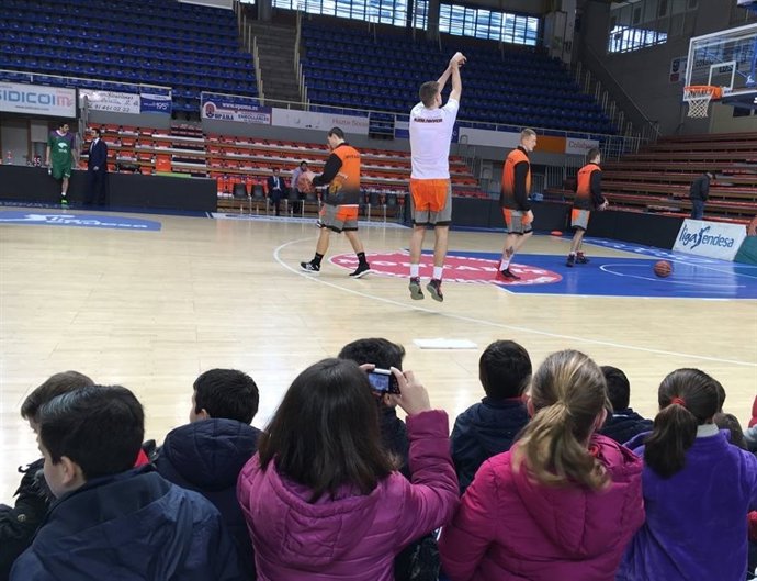 Entrenamiento con niños del Baloncesto Fuenlabrada