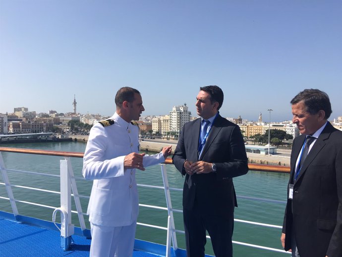 El consejero andaluz de Turismo visita el puerto de Cádiz