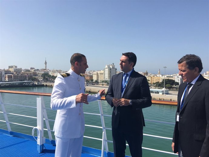 El consejero andaluz de Turismo visita el puerto de Cádiz