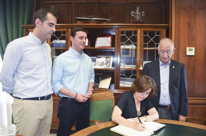 Soraya Sáenz de Santamaría ha firmado en el Libro de Honor de la Diputación.