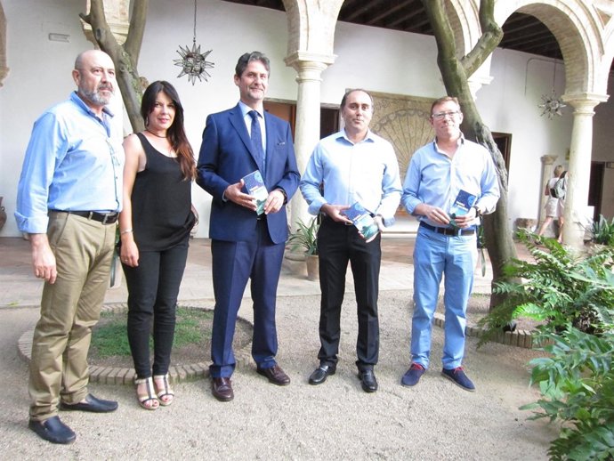 Cañadilla (centro), con responsables y actores de Trápala y Avanti