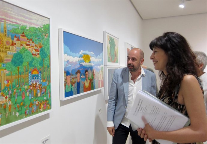 Ana Redondo observa obras de la muestra sobre ilustración en el Herreriano