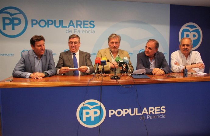 Méndez de Vigo, acompañado por representantes del PP