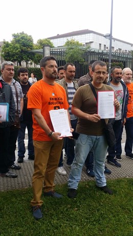Entrega de un escrito para Feijóo de trabajadores de Alcoa en la Xunta