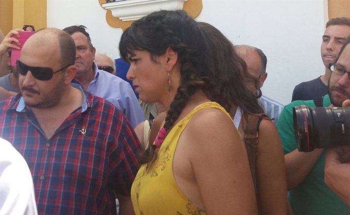Teresa Rodríguezs en un paseo electoral en Jerez