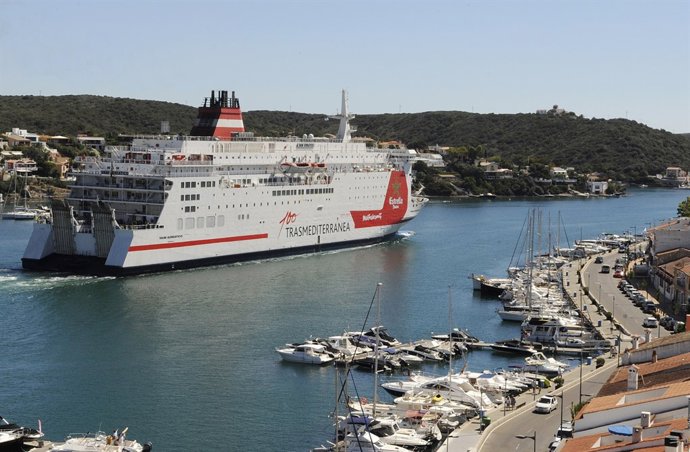 Buque Adriático de Trasmediterranea