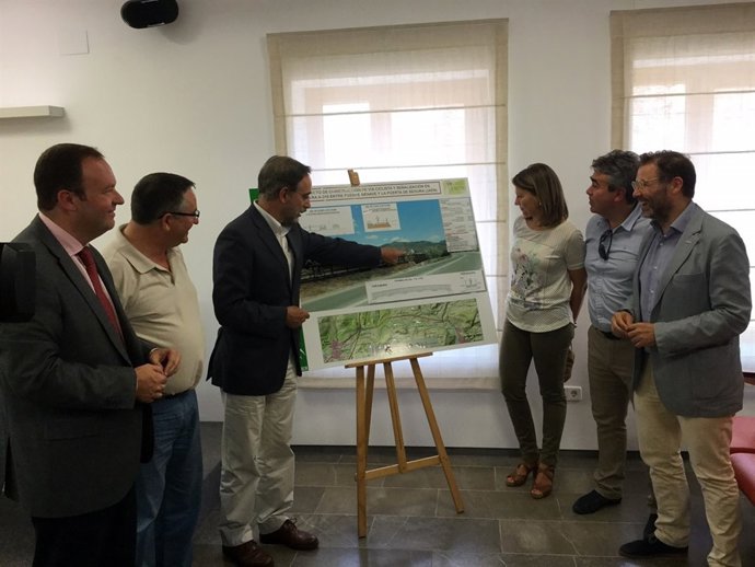 Felipe López explica los detalles de la vía ciclista.