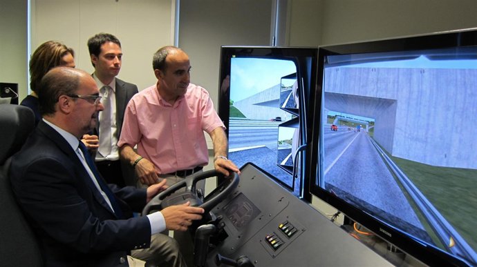 El presidente de Aragón en un simulador de conducción de camión