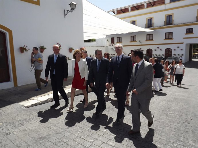 Durán (2º dcha.) en Baena con el resto de autoridades