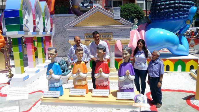  Pedro Sánchez ante su ninot en la foguera Sèneca-Autobusos, junto a Echávarri