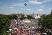 Miles de franceses marchan contra la reforma laboral en París en medio de un fuerte despliegue policial