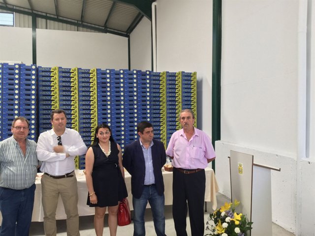 Reyes (2d) en la cooperativa San Isidro.