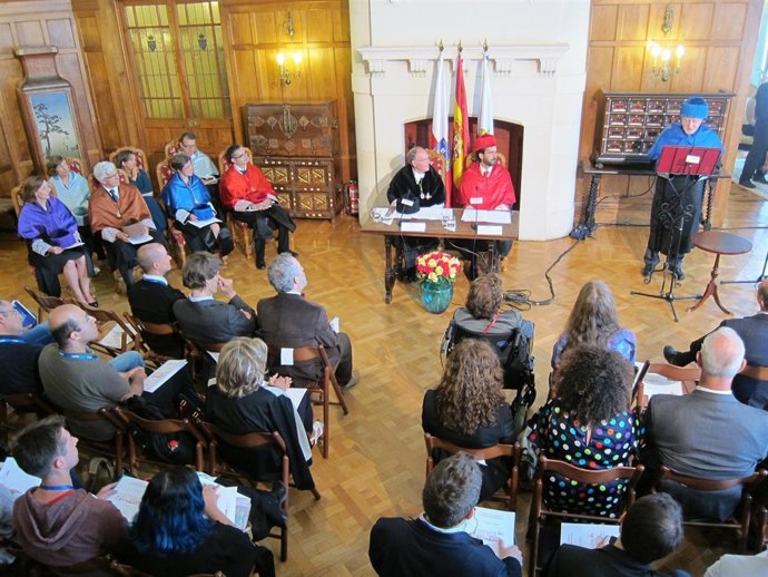 Philp Russell, investido Doctor Honoris Causa por la UIMP