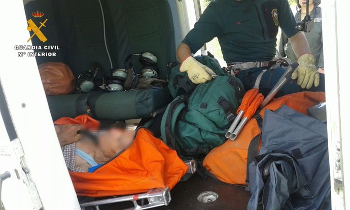 El herido es rescatado y evacuado en helicóptero. 