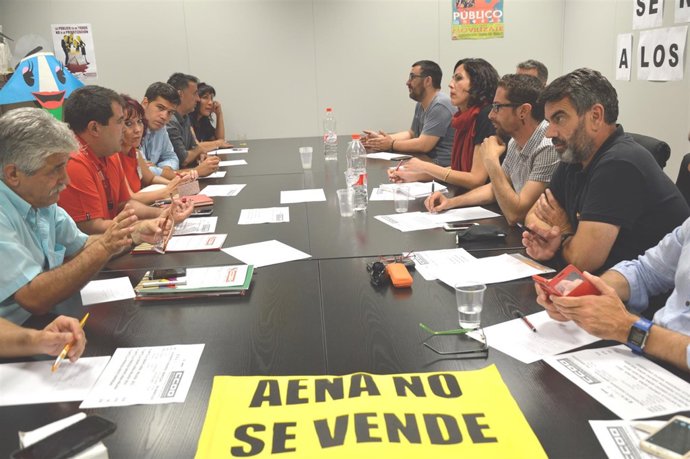 Sempere con trabajadores del aeropuerto