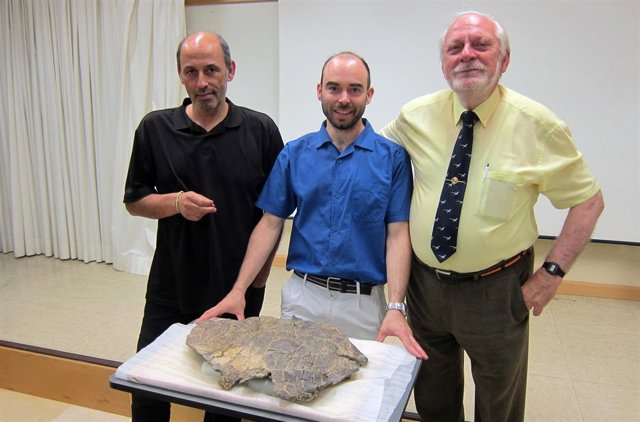 Investigadores junto al fósil hallado en Soria.