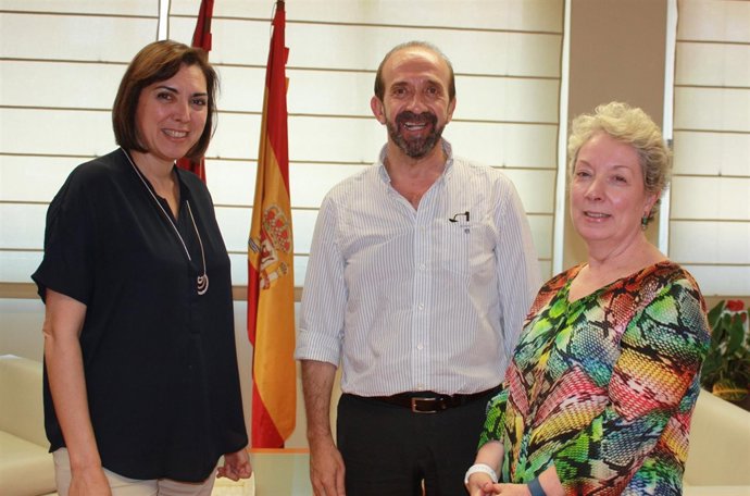 La consejera junto al doctor Santiago Moreno