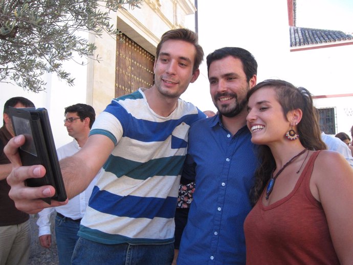 Alberto Garzón con jóvenes en un acto