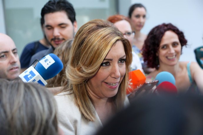 Susana Díaz atiende a los medios antes de inaugurar unas jornadas en Sevilla